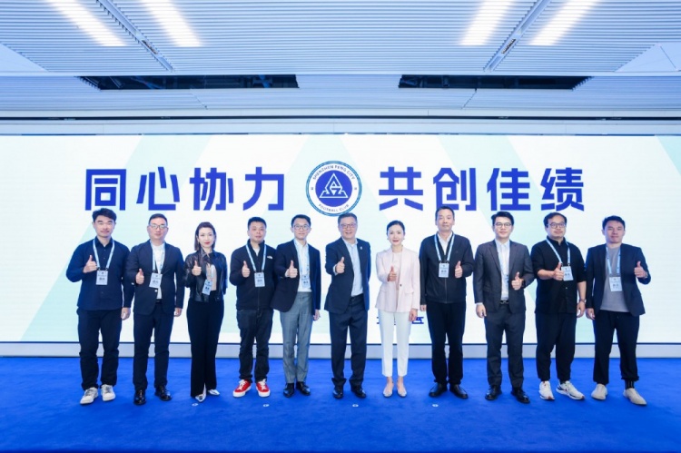  足球報(bào)：10家企業(yè)捧場(chǎng)新賽季出征儀式，深圳新鵬城進(jìn)一步做強(qiáng)做優(yōu)