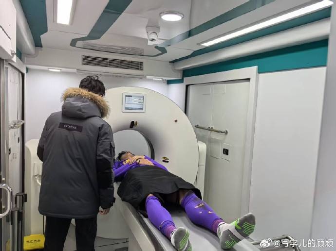  補時階段頭部被撞，天津記者：目前謝維軍正在醫(yī)院接受檢查