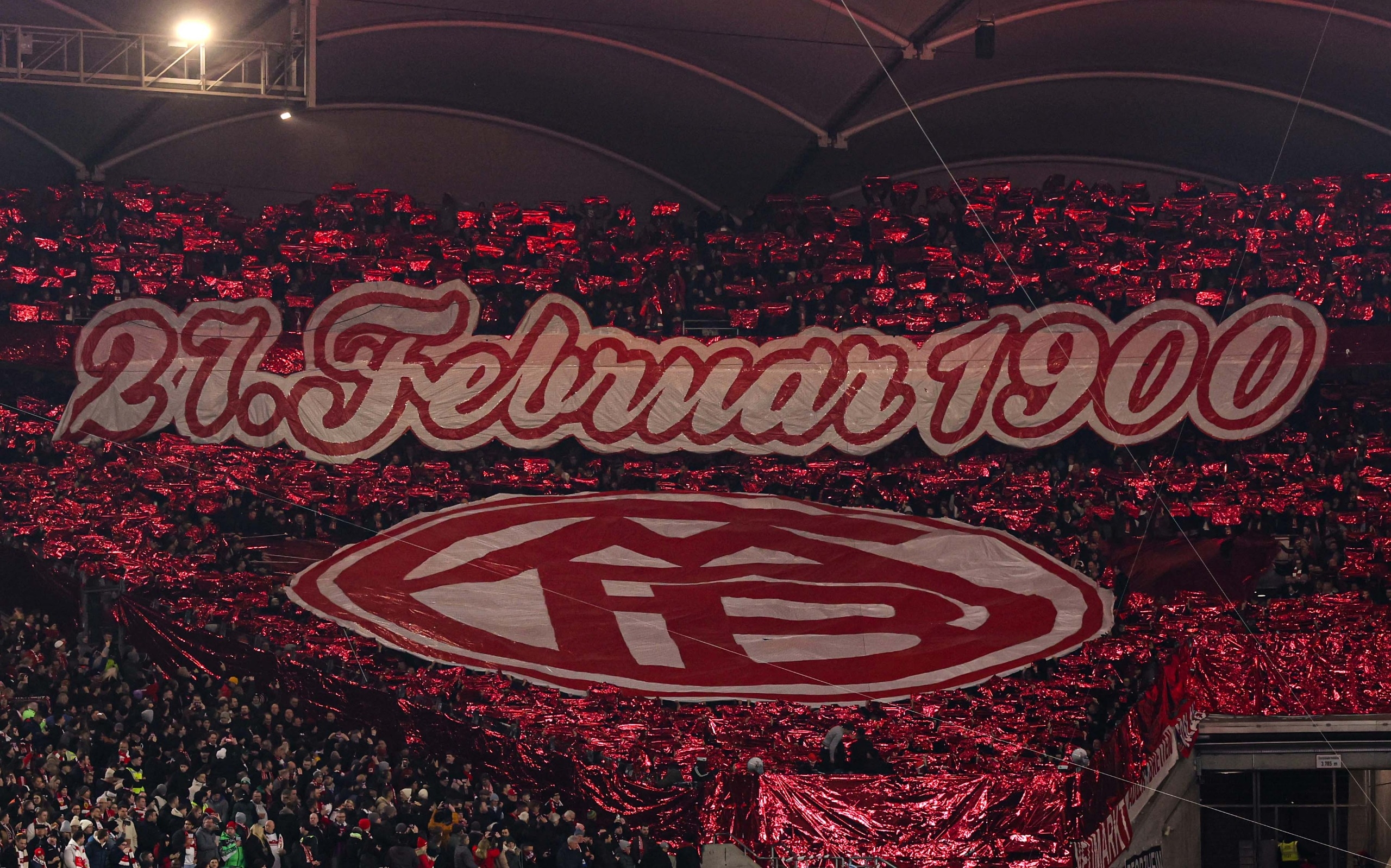  拜仁球迷在看臺展示TIFO，慶祝俱樂部成立125周年