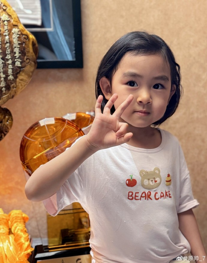  三分大賽三冠王！原帥曬三冠獎(jiǎng)杯：完成了女兒給安排的任務(wù)！