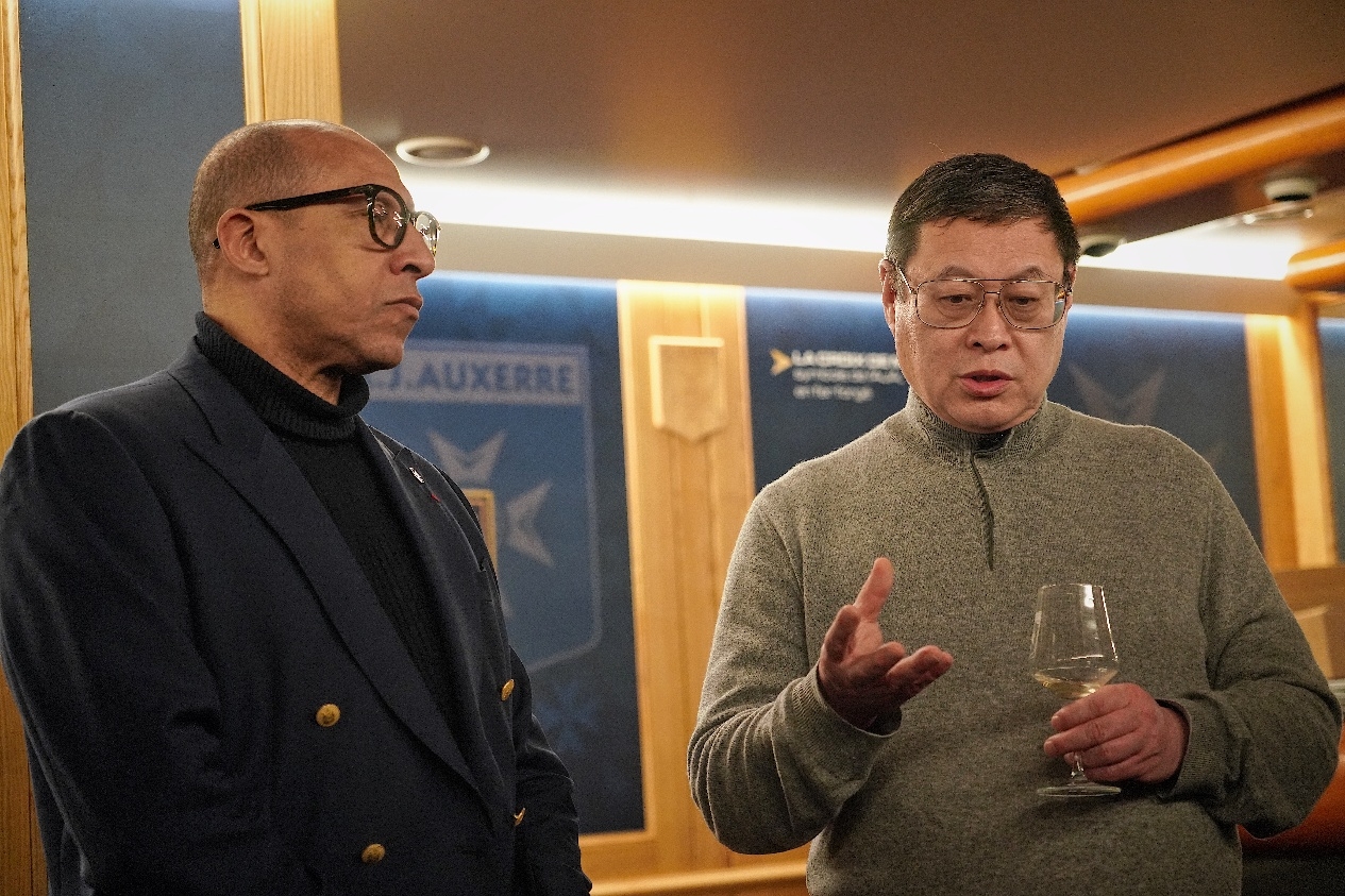  法國足協(xié)主席迪亞洛做客歐塞爾，并與董事會(huì)主席周云杰會(huì)晤