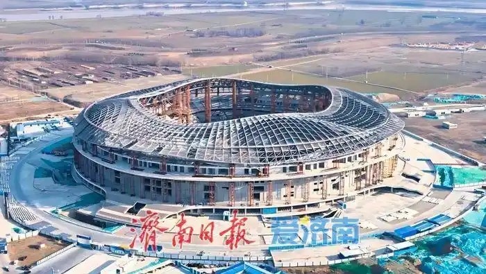 魯媒：戴上1.6萬噸“鋼鐵巨冠”，黃河體育中心球場完成屋蓋施工