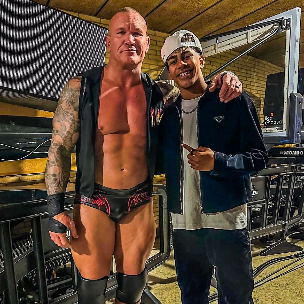  小心RKO！亞馬爾現(xiàn)場觀戰(zhàn)WWE，和奧爾頓、Triple H等合影