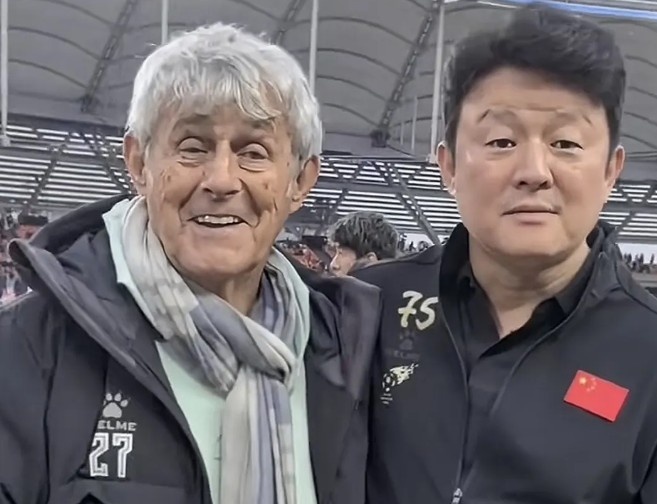  有點(diǎn)像？米盧差點(diǎn)將青島籍演員張磊誤認(rèn)為是孫繼海