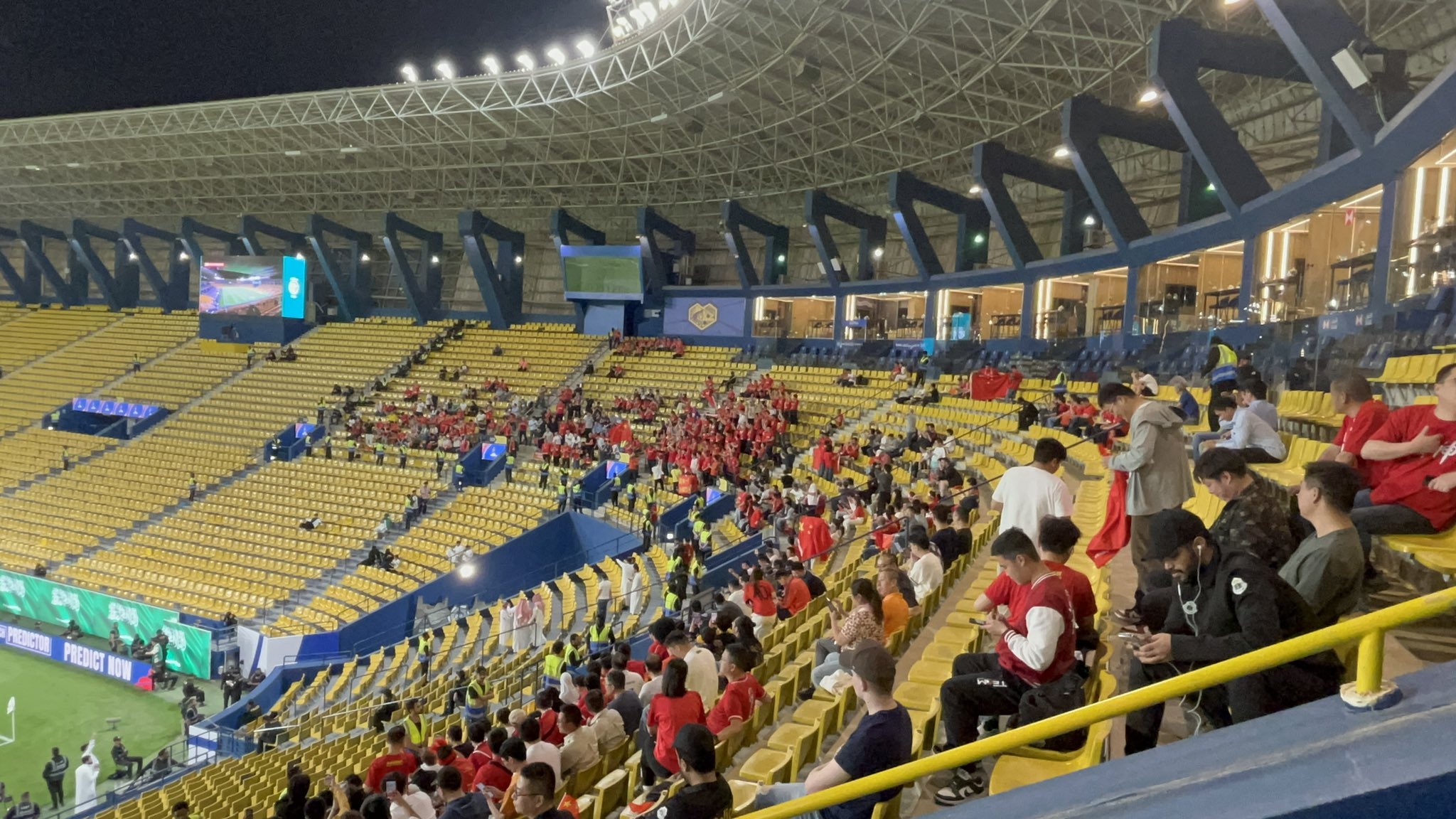  球票已售罄！中國球迷已經(jīng)入場，坐在球場上層沙特球迷區(qū)上方