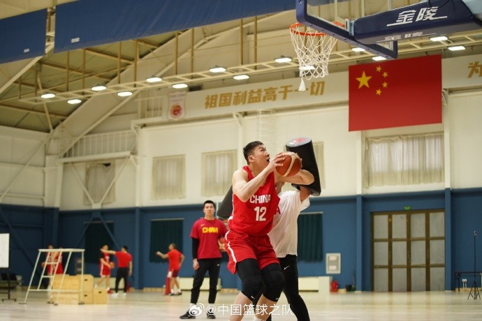  中國(guó)籃球之隊(duì)官博：大塊頭 大能量 祝李炎哲25歲生日快樂！