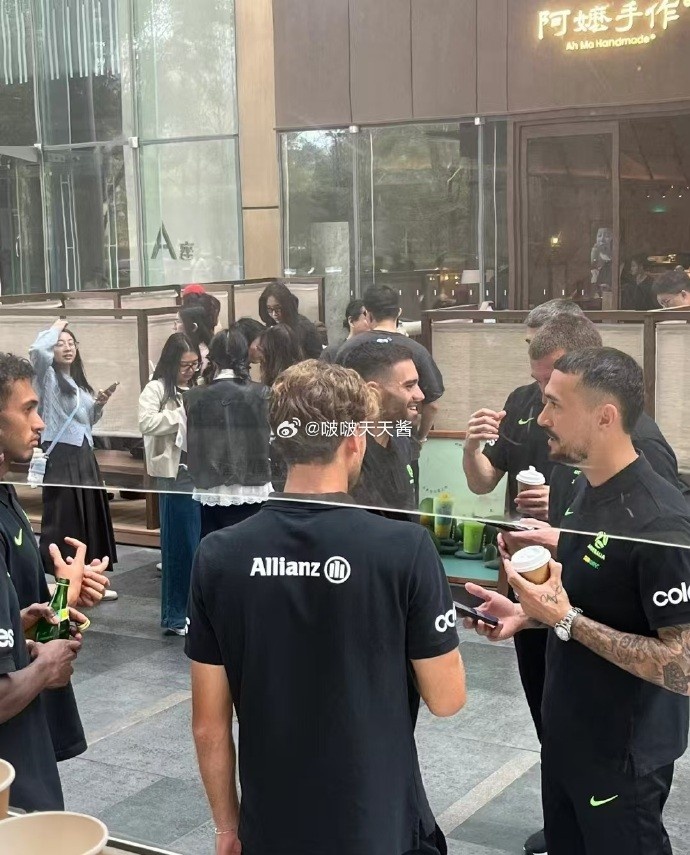  松弛感拉滿！澳大利亞隊員在杭州街頭喝奶茶