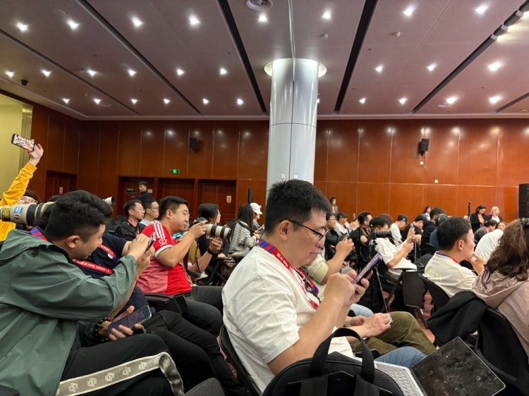  萬眾矚目！記者擠滿國(guó)足賽前新聞發(fā)布廳，賽場(chǎng)記者預(yù)計(jì)超300人