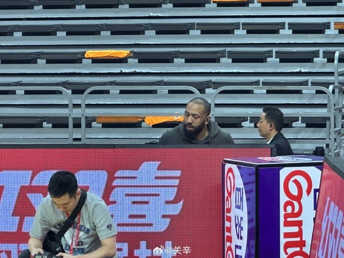  今晚不打？廣東主場(chǎng)迎戰(zhàn)廣廈 吉倫沃特一身便裝現(xiàn)身球館