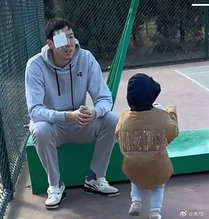  顧家好男人！記者曬出周琦手術后回歸家庭帶娃照片