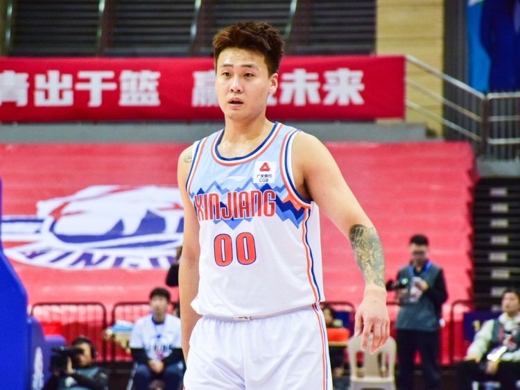  狀態(tài)不俗！趙睿半場9中4拿到15分5籃板