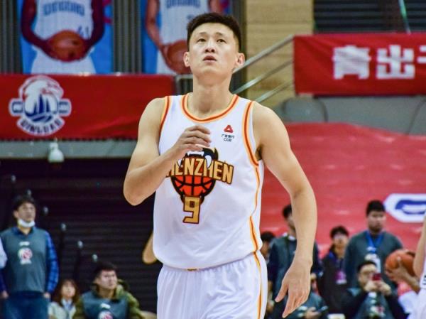  中流砥柱！周鵬12中8高效拿下19分4板 關(guān)鍵上籃殺死比賽